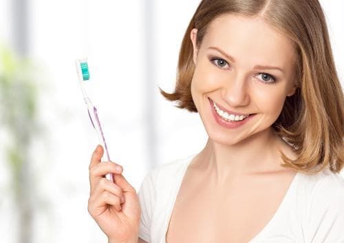 How does whitening toothpaste work and how effective it is at whitening teeth?